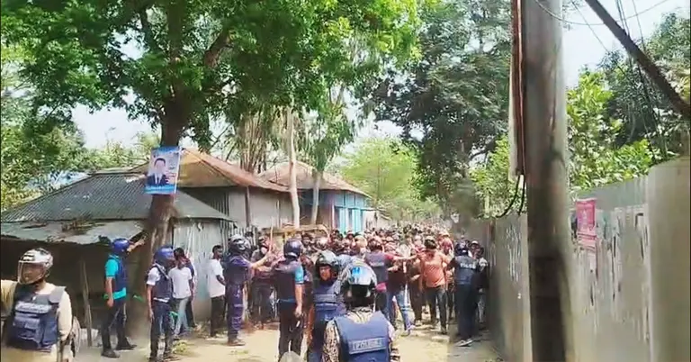 ঘটনাস্থলে পুলিশ ও স্থানীয়দের ভিড়